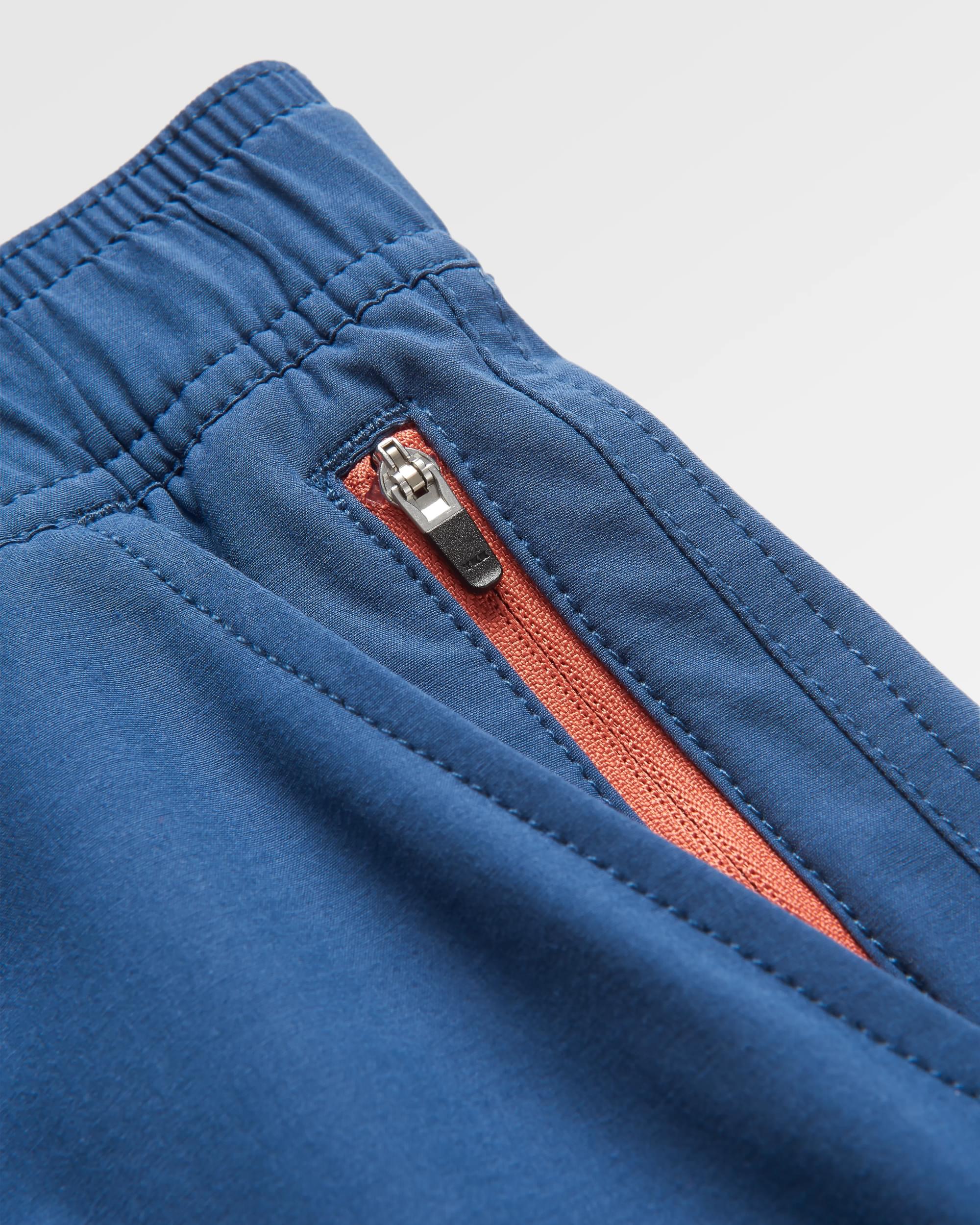 Core Allzweck-Short - Dunkler Denim – Bild 9